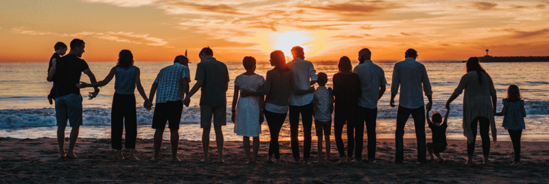 groupe de personnes ensemble à la plage